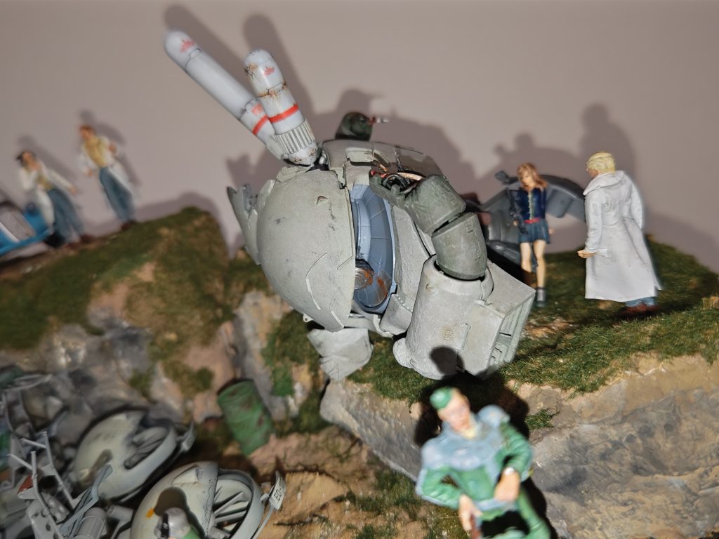 ザクの目からサビをだしてるようにし泣いているように演出…したのですが、全く目立ちませんでした。ライト照らすと見えやすくはなるんですけどね…