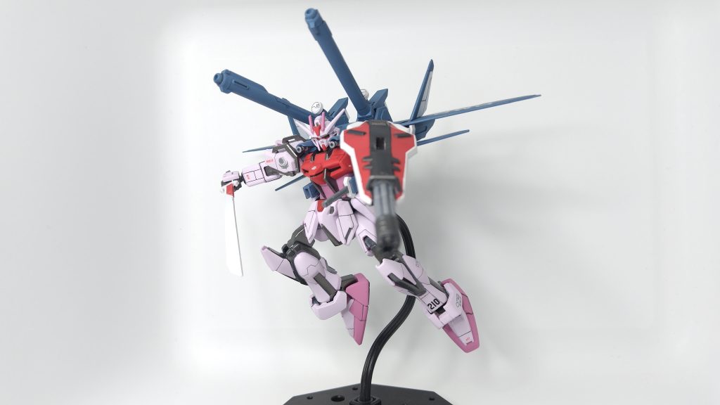 旧HGではディテールが丸みがスジも少なかったので削ってシャープ化とスジ彫りを多く入れました。塗装もストライクルージュ専用の塗料でピンク部も塗装。本体灰色のフレーム部はガンメタ+シルバーでマスキングで塗り分けて光沢コートにしました。ピンク、赤はつや消しです。