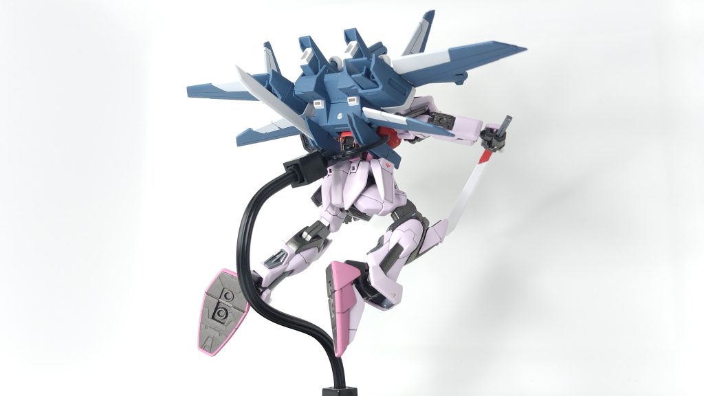 IWSPの特徴の飛び道具満載のフライトユニット、ガトリングガン搭載シールドは特に塗り分けしっかりしたかったので白サフをしてマスキング頑張りました。