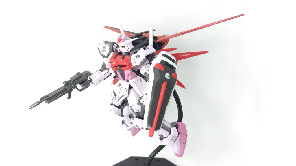 HGCEのエールストライカーがそのまま搭載出来ます。ノーマルのシールドも白サフを吹いてマスキングで塗り分けました。大変でしたが成果物は大きいです。 3mmの穴がないので、100均のディスプレイスタンドを使用。助かります。