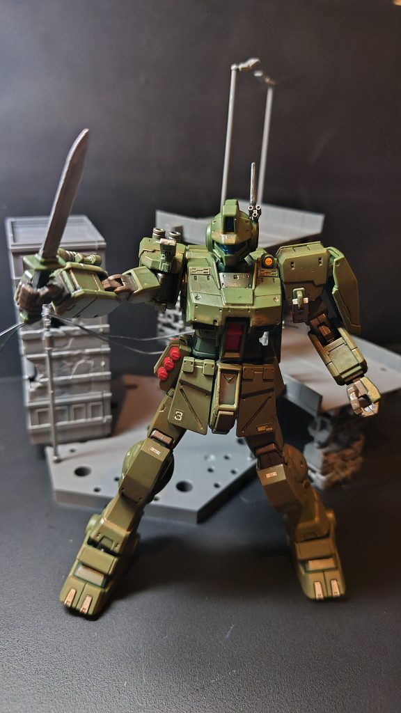 塗装したら鞘に入らなくなったので、鞘の内側を削りました。