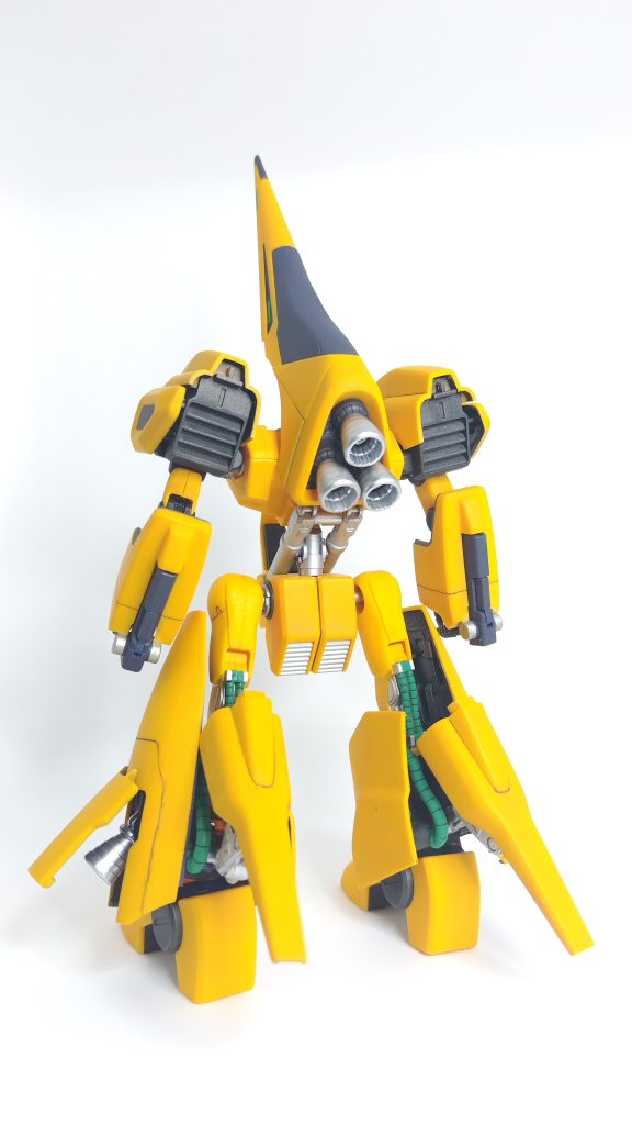 バックショットです。脚部に見える内部メカ、バーニア、動力パイプが見えてかっこよくするために塗装墨入れを意識して行いました。肩の後部もオリジナルはオレンジでしたが、GUNSTAでかっこいいメタルを閲覧し、それを参考に内部メカ扱いにしました。ダクトのスリットをシルバーにすればよかった。