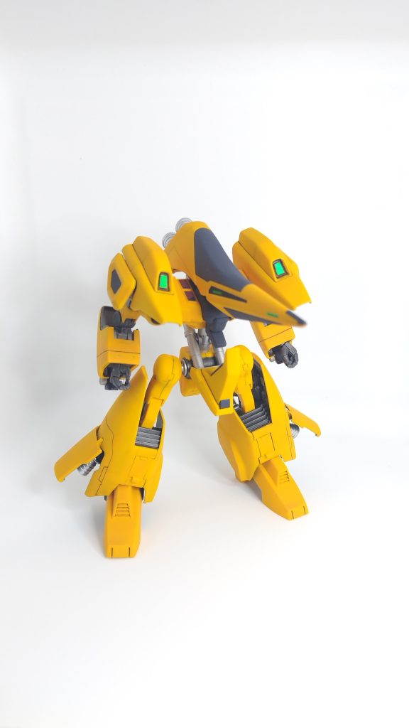 コロニー内部潜入のときの形態に出来るのもいいですね。今回の塗装方針は良かったのですが、エアブラシ塗装を失敗してしまい、液だれがする、塗料足りなく追加調合するものの、色が合わいなどなど失敗ありました。そしてラインの追い彫りをしなかったので、塗装でのっぺりしてしまいうまくスミ入れも出来なかったです。スジ彫りのこの時期はしてなかったので、今見るとなんか寂しい感じがします。 今の自分の製法でやり直ししたかったですが、ほかのストックが多すぎるので今回はここまでにしました。