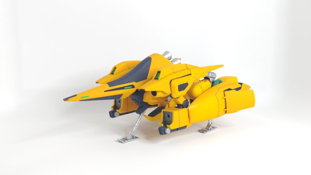 それでもこのキットは優秀で、飛行形態がめちゃくちゃカッコいいです!ランディングギアを取り付けると飛行メインのMAそのもの。MAがMSにも変形して戦える、というコンセプトがよく分かります。この形態で部屋に飾っています。