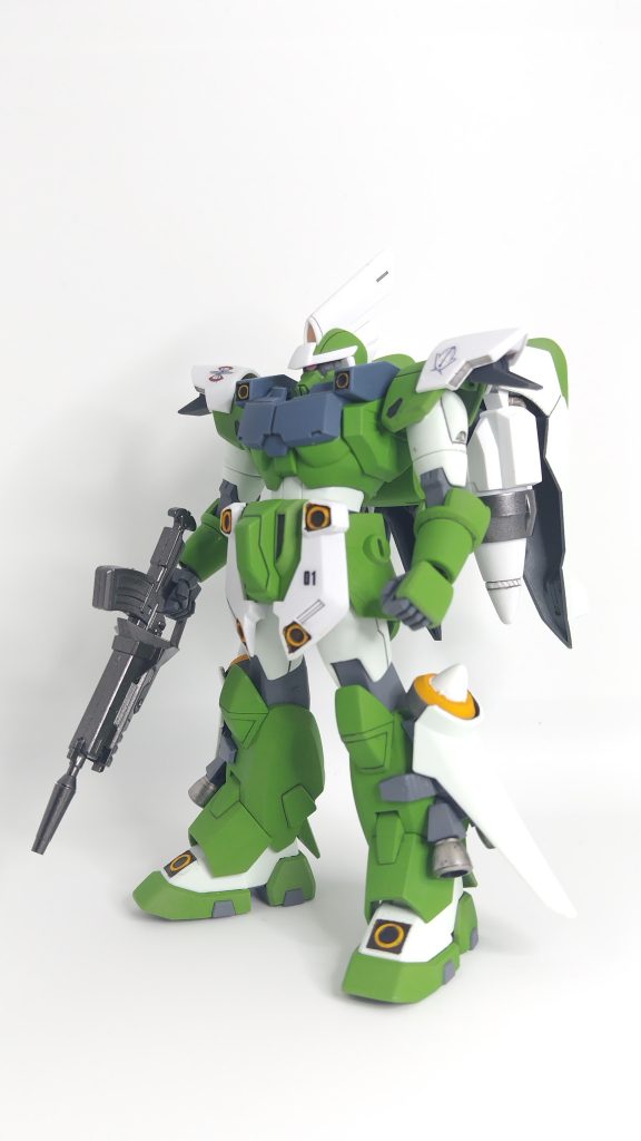 本体のカラーは緑をオリジナルよりも明るめにしてみました。白部はそのまま。合わせ目が随所にあるので、合わせ目処理。関節はニュートラルグレイ、デザイン上、外装うらがよく見えるので、そこもグレイ塗装でめりはるあるようにしました。バーニアのオレンジ部はマスキング頑張ってエアブラシにしましたが、正直失敗…。ここは筆塗りにすればよかったです。