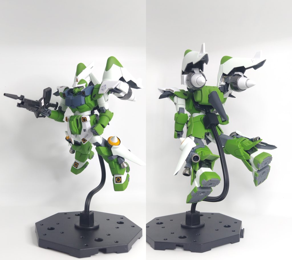 飛翔するための装備が満載なので、１００均のスタンドを使用。立よりも様になります。