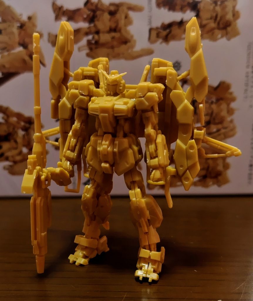 そして、いよいよスーパーガンダムへ……。ここもパーツを無くさないかと心配になりながら作りました。