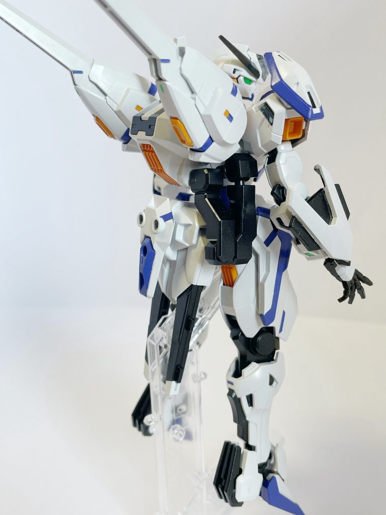 ガンダム・キャリバーン(ビットオンフォーム)エスカッシャンのエネルギー供給を行いつつ、ビットのスラスターとシールドにより機体全体の機動性と防御能力を向上させた状態。