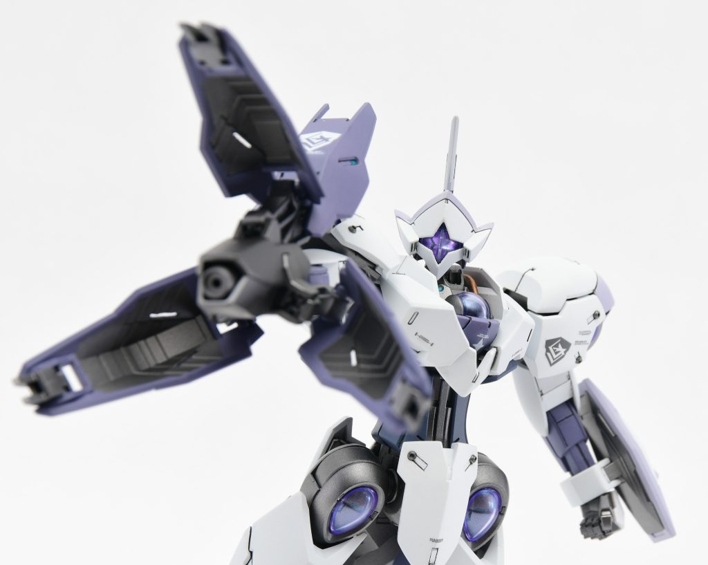 ■機体前面_上半身主な変更箇所は頭部と腕、膝になります。頭部の耳(?)部分がアニメだと尖っていたので形状を変更しています。腕のディティールがフラットだったのでスジボリを追加、後は既存モールドを彫り直しています。クリアパーツにはパール塗料を吹いています。