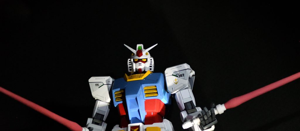 ドアンの島で有名なビームサーベル両手持ちのシーンを再現しようと、ビーム部分（ピンク）を作りました。MGの比率から計算したら42cmに。苦労して作った割に、長すぎて先まで入らず（カメラと黒背景の関係で）。腰の部分も、ここまでしか作っていないので、なんとも中途半端な写真になってしまいました。きびし～！