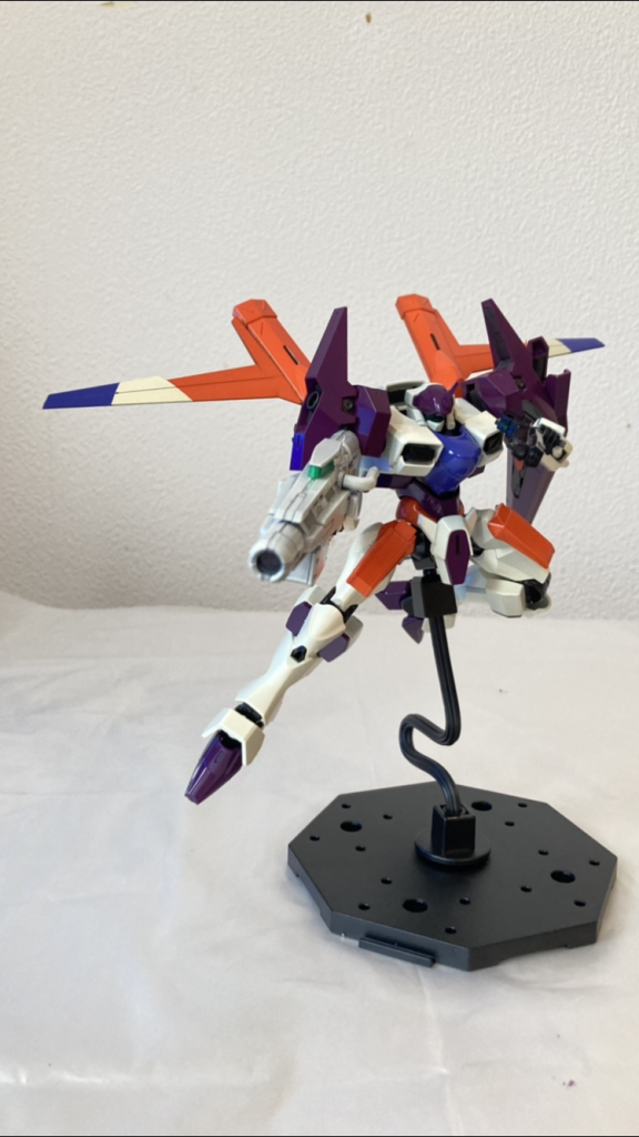 機体のコア部分とウイングの先端に新しい色を取り入れる事によってより輪郭がハッキリし目の錯覚でスタイリッシュに見えます。