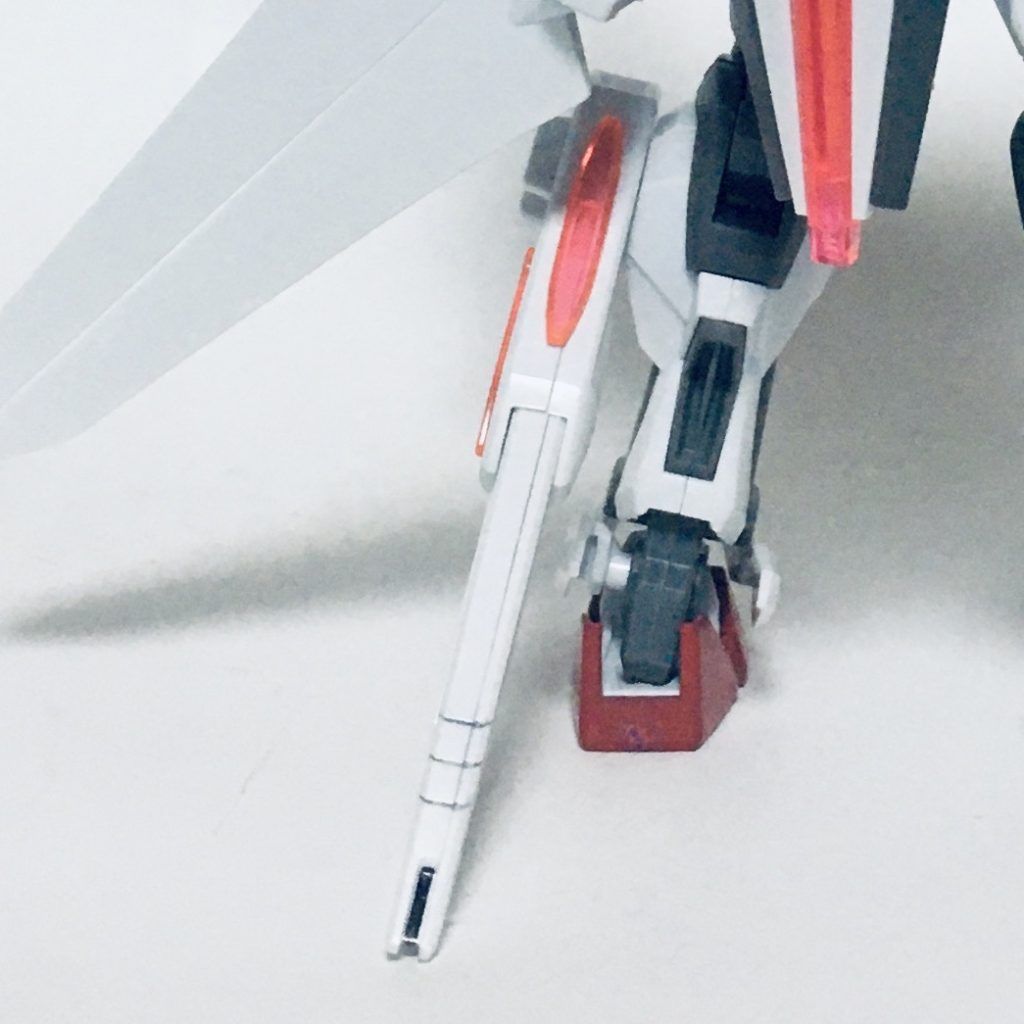 プラズマ加速ビーム砲のヘパイストスです。両脚に1つずつ、合計2つ搭載するビーム砲になります。その正体はプラズマを発生させた反動で機体を加速させるための装備を兵器として転用した代物であり、ビーム砲としての最大威力は小惑星の群れを2回の射撃で突破できる一方で、自分自身も反動でのけぞってしまう欠点があります。