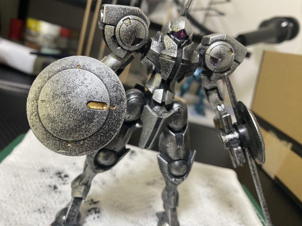 盾にも金色をのせてます