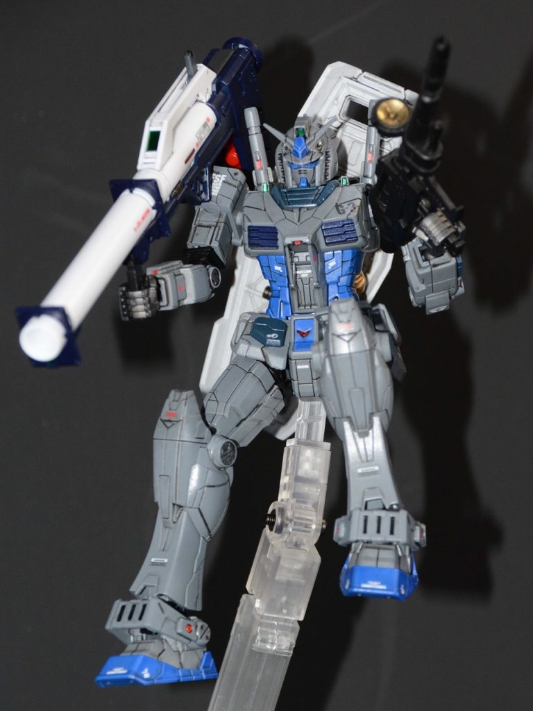 妄想ストーリ:F00の起動に成功した連邦軍であったが、その実験中に水中から謎のMSが強襲、撃退には成功したがF00は大破してまう。開発チームは大破したF00から学習型CPUを回収、工業機械用としての安全灯などをはずし、より機動力を強化するためのマグネットコーティングを行ったG-3先行型の開発に成功した。バックパックのブースーターは2連型から高機動パーツ用の大型のものに交換され、肩部にアンカーを設置したことにより航空機を使用した空中からの強襲が可能となった。