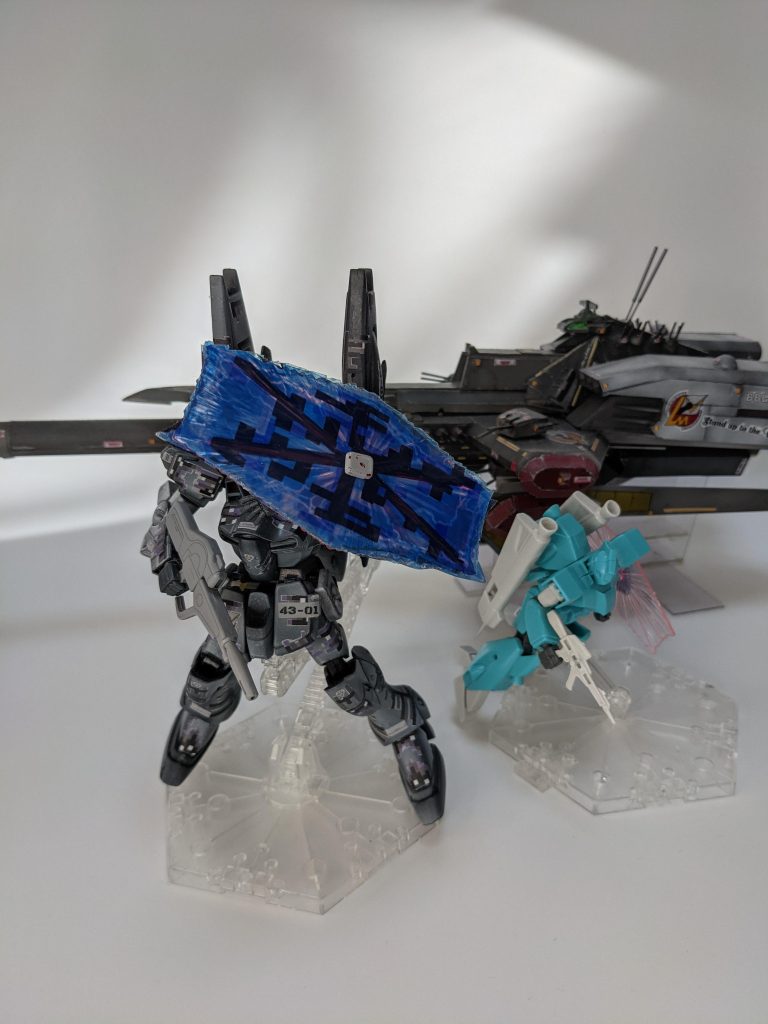 ビームシールドをスクリーンとしてデジタル迷彩を投影することで簡易的な光学迷彩にしている・・・という設定。これでビームシールドの目立つという欠点を解消。