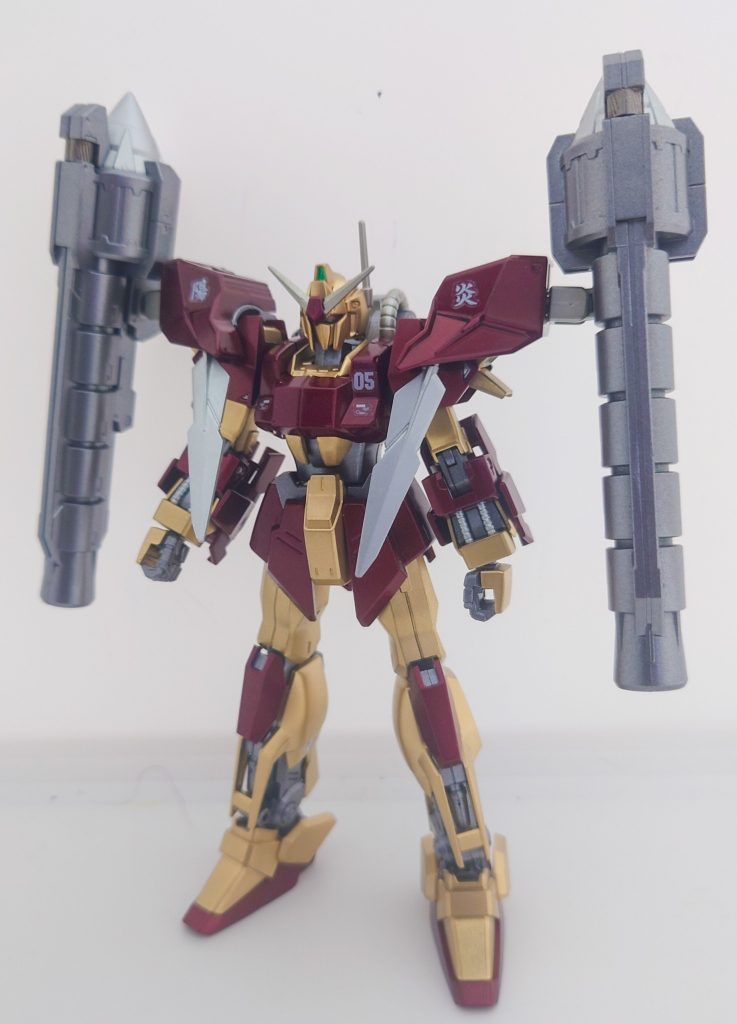 肩アーマー装備状態。背部GNリボルバーバズーカ2門を装備しています。