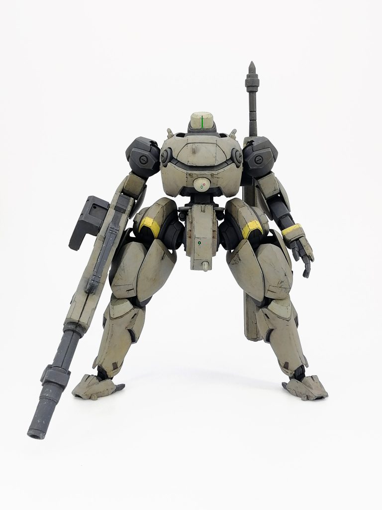 頭部はケンプファー上腕に百錬の肩プロペラントタンクを合わせて制作。スリット部分をくり抜いてクリアランナーで制作したカメラパーツを差し込みメインカメラとしています。百錬タンクの内径が丁度PC-7のポリ球と同じ径なのでそれにミライトを挿して関節軸を兼ねさせ内部に仕込んでいるので発光させることが可能です。透過防止の遮光はガンダムマーカーのシルバーで行いました。胴体部分はケンプファーの胸を上下反転してデザインを調整。内部にガンダムフレームの肩接続部を仕込んでディテールアップと関節軸調整をしました。下半身との接続部はケンプファー胸にボールジョイントを仕込み腰に30MMポルタノヴァ(水中仕様)の足首部分を使用してダブルボールジョイントで接続。下半身はケンプファーの物をディテールの調整と股関節軸をボールジョイントに変更。その周りをガンダムルブリスの股関節軸で覆ってディテールアップ。背面側は上部に30MMの股関節を使用して自動迎撃システムをイメージ。左側面に近接武器の金棒をマウントするためのアームを制作して取り付けました。腕はザウォートの肩とハインドリーの腕、手首接続部にGNアーチャーを使用しました。ディテールの調整と肘関節の可動範囲拡大を行って各パーツを馴染ませています。脚は股関節との接続部にジンクスⅢの肩を使用。膝から下はほぼ百錬がベース。太腿は百錬の物の上部と背部を大胆にカットして使用しました。この加工により膝の可動範囲が大幅に向上して殆ど曲がらなかった膝関節が最大でほぼ180度曲げることが可能になっています。足首関節は百錬の肘関節を元に脛接続部、足首、爪先にボールジョイントという構成の関節に変更しています。これにより足首デザインの変更と合わせて前後共に90度ほど可動し、膝の可動と合わせてガンプラ全般が苦手な足首を付けたままでの深いしゃがみ込みを可能としました。ほぼ完全な屈伸と深い踏ん張りが可能です。ライフルは戦車砲の転用品をイメージして大振りの物にしました。1/100グレイズの物を切り詰めて使用しています。全体長が長すぎるのでまずバレル部分を短縮。マガジンも上下がちょっと長すぎる印象だったのでカットして短縮。1/100用でそのままだと持てないのでグリップは変更しています。