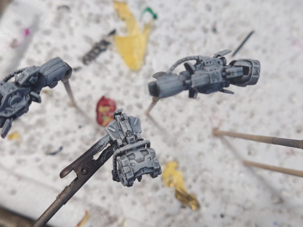 グレーからホワイトのドライブラシで陰影をつけますそこからかなり薄めた塗料を筆塗りして色を乗せていく感じです所謂スラップチョップ技法というやり方ですね