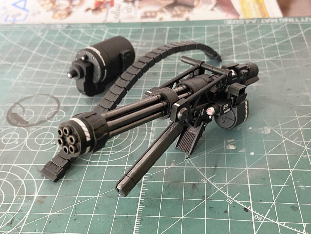 名付けてバスタービームガトリングガン‼︎外付けジェネレーターで出力強化、発射時にパーツ展開して放熱。そんな感じのオリジナル装備です。