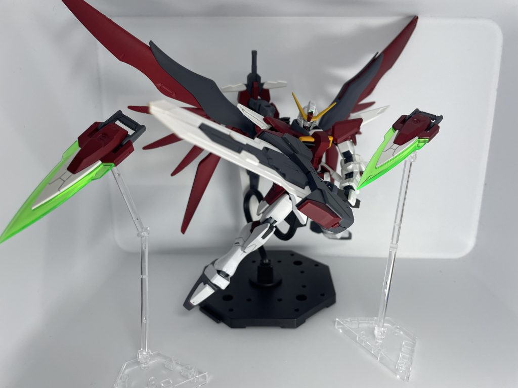 ウイングブレイド×2背部にマウントしている剣であり、エクスカリバーのように連結させ大型剣としても使用できる。後述の突撃形態時にはスタビライザーとしても機能する