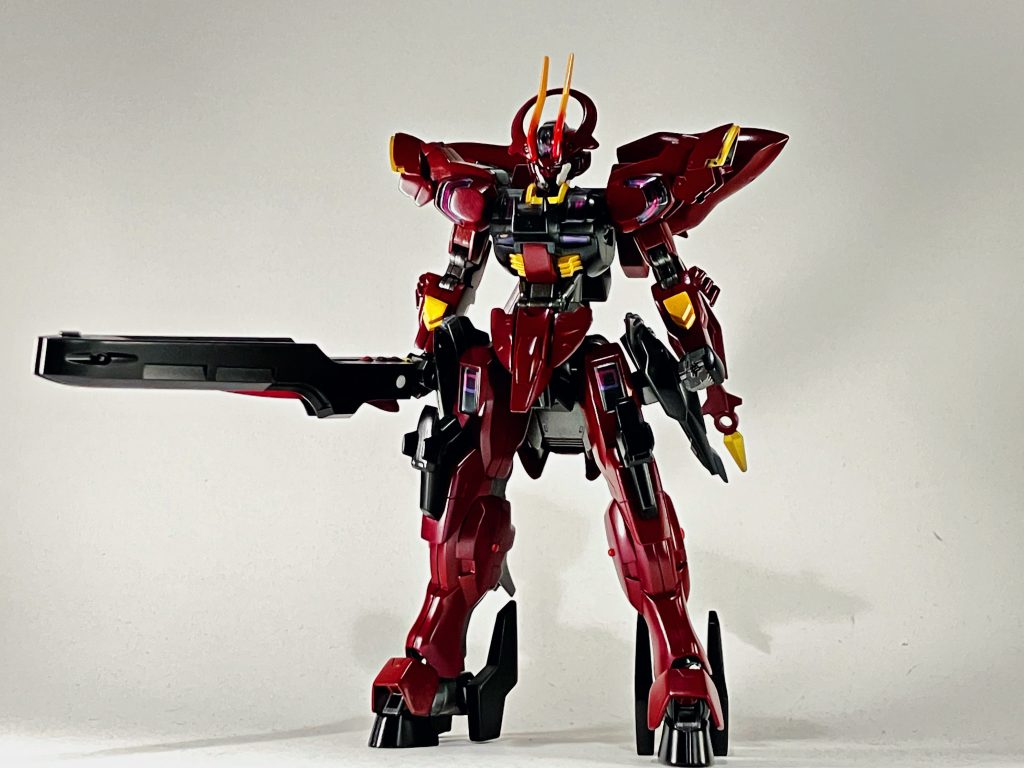 ノーマルモード。刀は納刀というかガーディアンに挟まれてる状態です。この時は武器を棍棒のように扱ったり、ビームガトリングを撃ったりとガンブレイド要素がある武器になってます。