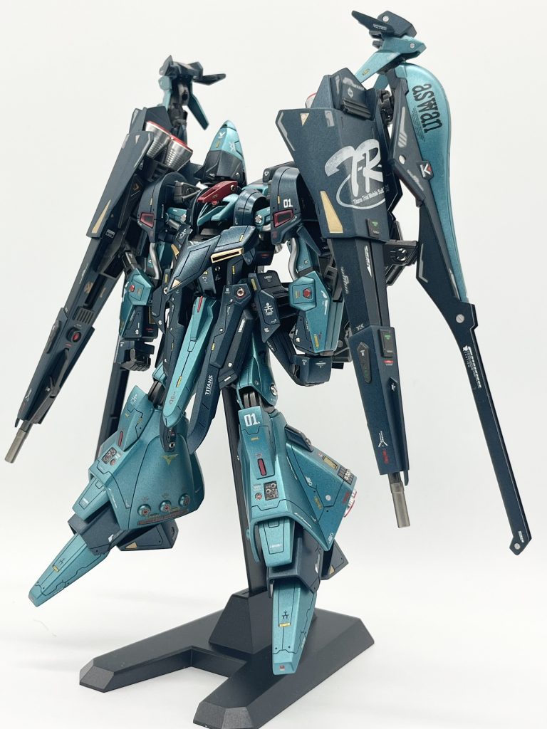 モビルスーツ形態ショット1 (フルオプション装備【ブースターなし】)ショルダーユニットを肩上部から背面に配置して、強化型ウインチ・キャノンを搭載してみました。ヤザンがこの機体に乗っていたらゼータにも勝てたかな⁉️