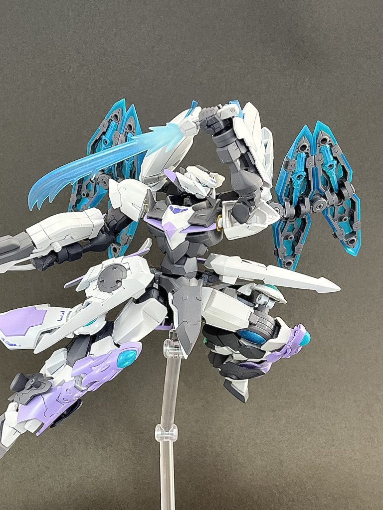 中~遠距離兵装として、集束し長距離ライフルとして運用可能なビームライフルを装備近距離兵装のビームソードは従来のビームサーベルに比べ粒子圧縮濃度が格段に向上しており、威力、切れ味共に大幅にアップしている