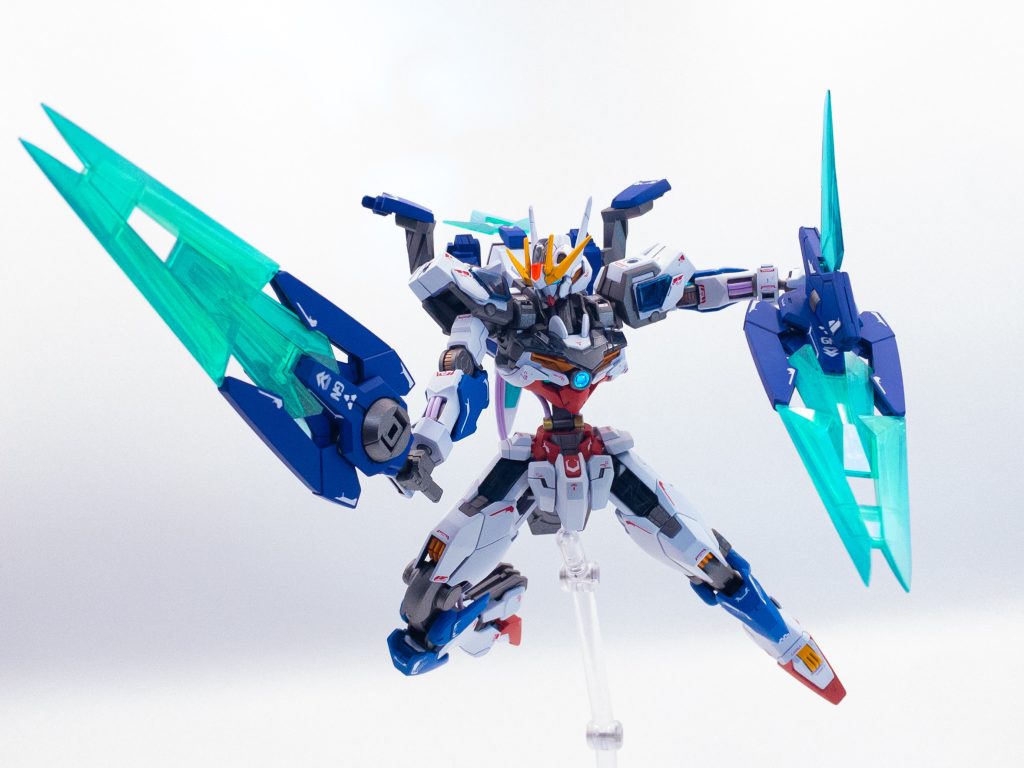 両肩のバインダーは分離してバスターソードとしても使用可能。