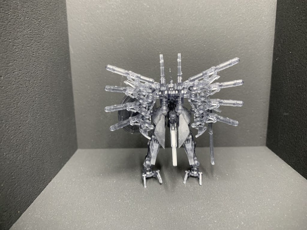 背中のミサイル群。一斉に発射し、飛び立つところは壮観だろう。それにしても補充の際の作業を考えると無茶苦茶めんどくさそう。爆発物だしそれぞれ取り付け角度違うしでクレーンでは難しそう。やはり専用の補充用ロボットアームなんかがあるのだろうか？その機械がそもそもパラスアテネ専用で汎用性なさそうなこと考えると運用コストェ・・・