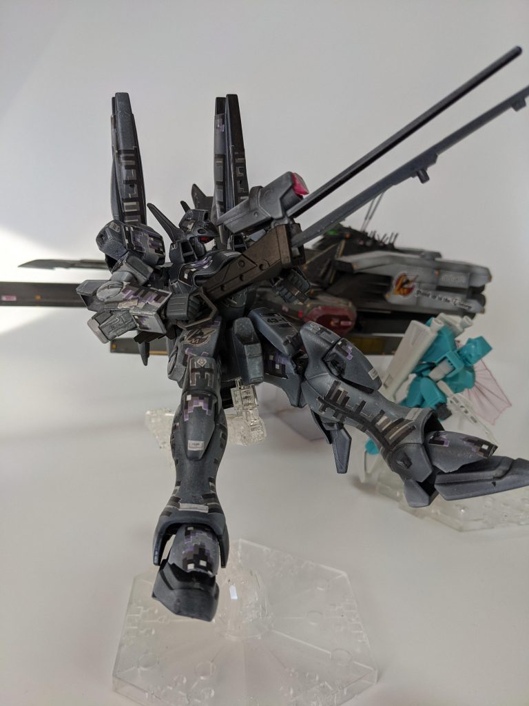 めがなヴィームきゃのんを構えて。後ろにいるのは以前造ったフルスクラッチの『リーンホースJr』と素組の『ジャベリン』君。ウクライナに供与される予定の『F-16』想像図、デジタル迷彩がめちゃくちゃかっこよかったので真似してます。元々Vガンダムは航空機の意匠があるので似合うかなぁ~と思いまして。デカールでお手軽♪と思ったけどデカールの作成と貼り付けで4日休日溶かしたってマ?このデカールを造ったのは誰だぁ!