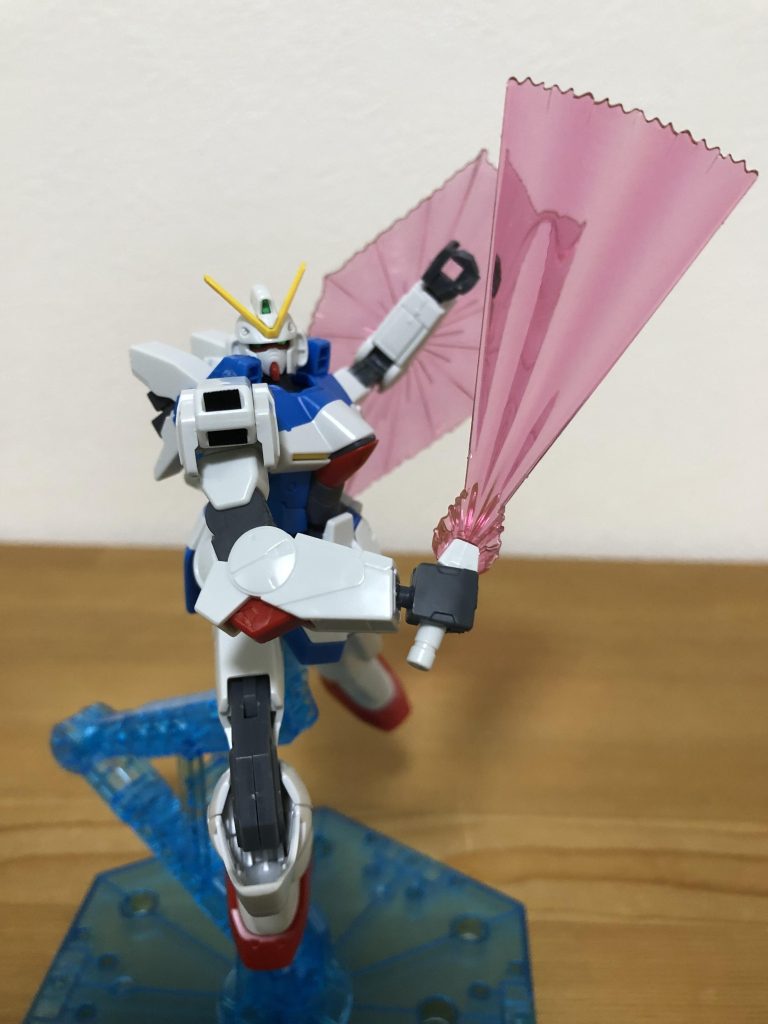 扇状サーベルが個性的。