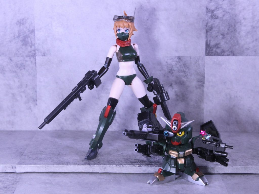 ふたたびコマンドガンダムとツーショットで。塗装ハゲ怖すぎるのと銃が長くて肩の保持が保たないのでろくすっぽアクションポーズを取れないのが難点です...そして...