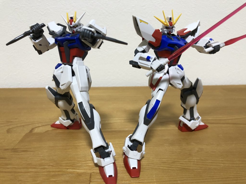 ストライクガンダムと。こうして並べてみると相違点が判りやすいです。この全体的に明るくホビー的なアレンジが後のシリーズにも通じる「ビルドシリーズらしさ」という感じがしますね。
