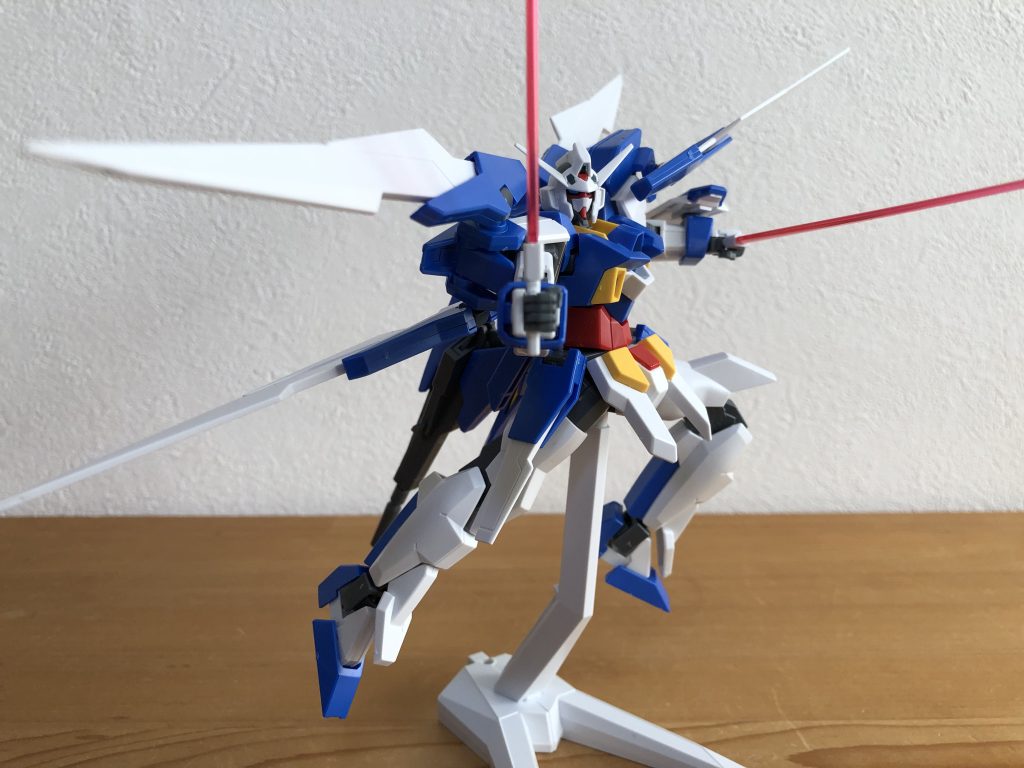 丁度安くなっていた中古品を見つけたので購入。肩に付いたウイングが他になかなか無いデザインで個性的です。ライフルをマウントすると尻尾みたいになるのも面白いですね。