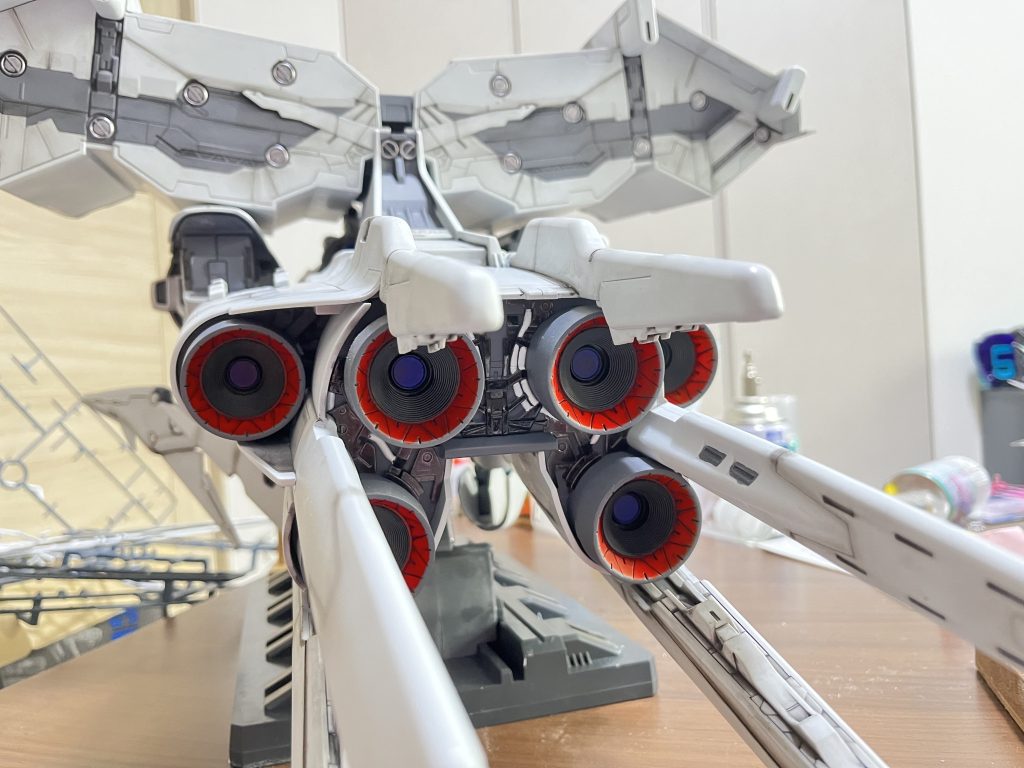 過程のスラスター部、塗り分けが光ります