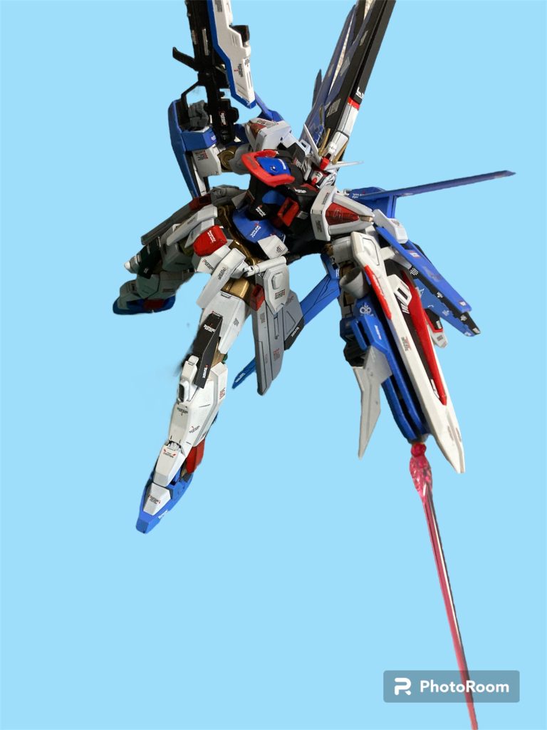 本体がほぼ完成したころにライジングフリーダムが発表されたので、何もいじくっていなかったシールドはライジングフリーダムのシールドに寄せてしまいました。