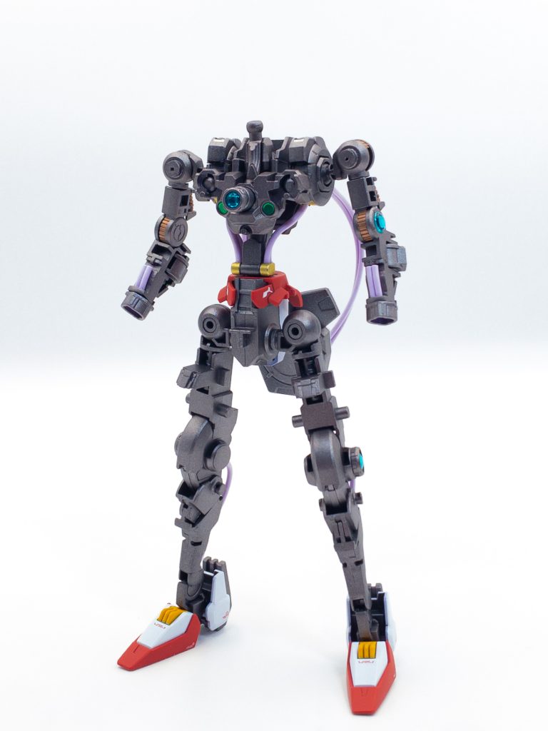 【フレーム】ガンダムフレームをベースにルブリス、キャリバーンを組み合わせ、太陽炉を内臓した複合フレーム。胸部にツインエイハブリアクターと太陽炉を搭載しており、リアクターで発生した膨大な電力を太陽炉でGN粒子に変換するという設定です。