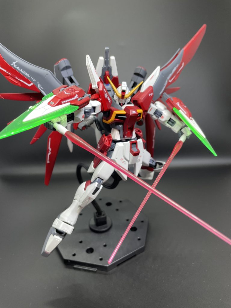 ビームサーベル×2腰部に装備した取り回しのいい近接武器。通常のビームサーベルとしても使用できるが、柄を取り出さずともビーム刃を形成することができるため、近接戦での咄嗟の迎撃や不意打ちも可能。