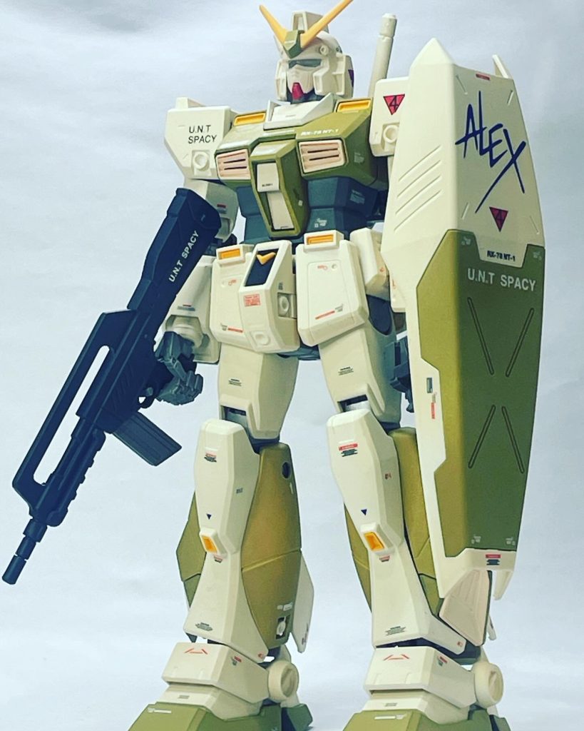 MG ガンダムNT-1 Ver.1.0を実用試験機カラーに全塗装しました。クリスマスに合わせてアレックス制作していました。