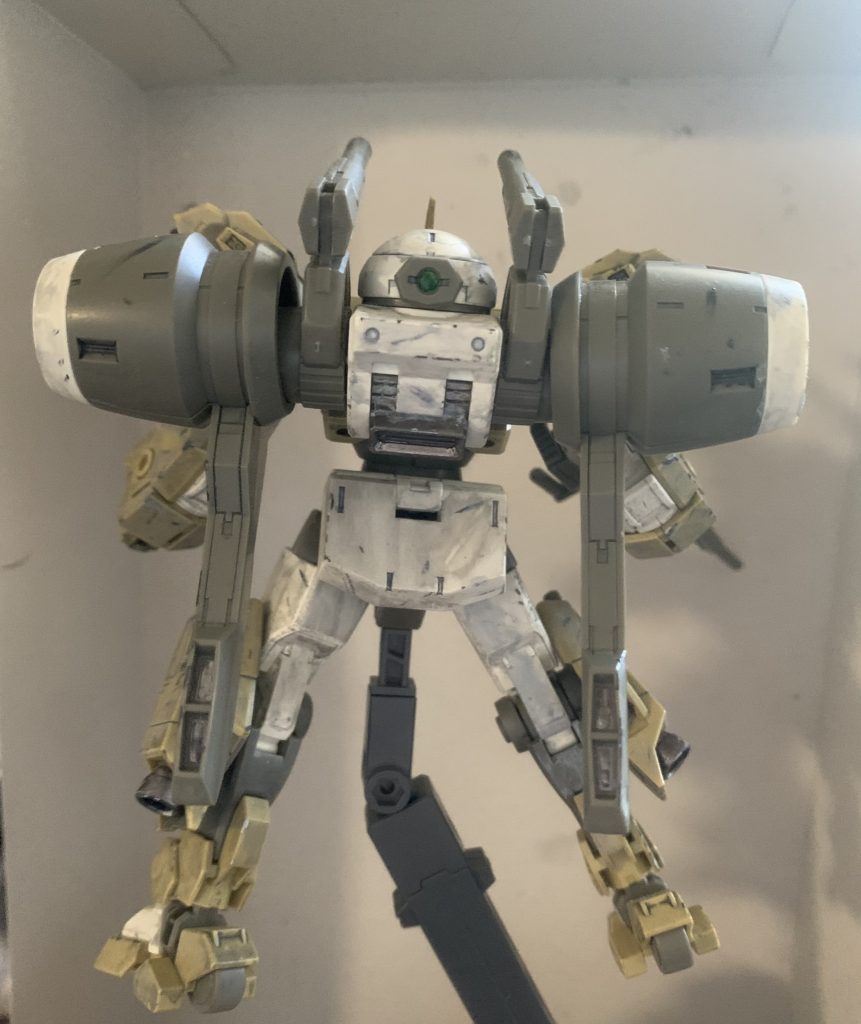 背面です。全体的にグレーでウォッシングし、黒、黒寄りのグレー、白寄りのグレーでチッピングしています。