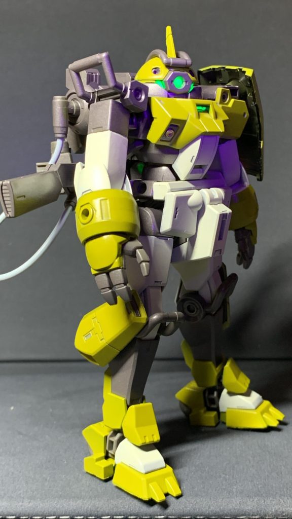 目はいつも通り蛍光塗料で光るようにしました。HGは簡単に組めていいと思いますが個人的にはデカくてアレンジの効いたMGやフルメカニクスをもっと出して欲しいです。特に最近の機体はMG化に恵まれていない気がするので主人公機だけでも出して欲しいところです。 