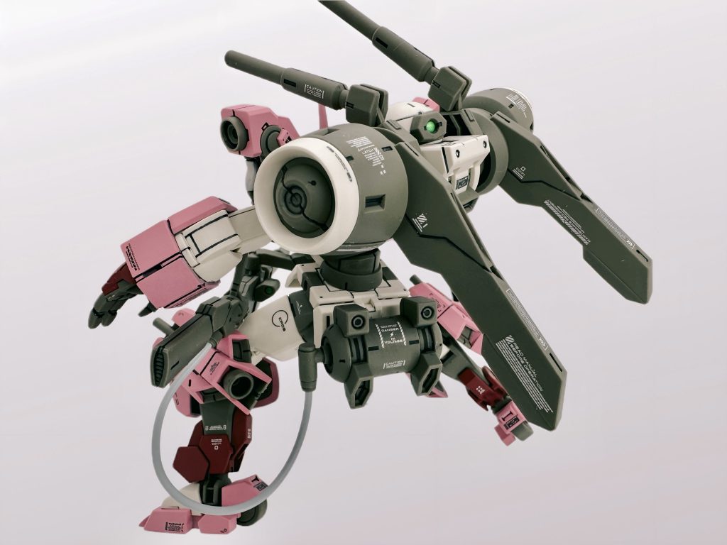 イジった部分としては、足先、脚部スラスター、大型ビームライフルをデミトレから移植し、バックパックは腰部に移動しました長物鈍器盛りだくさんですね笑