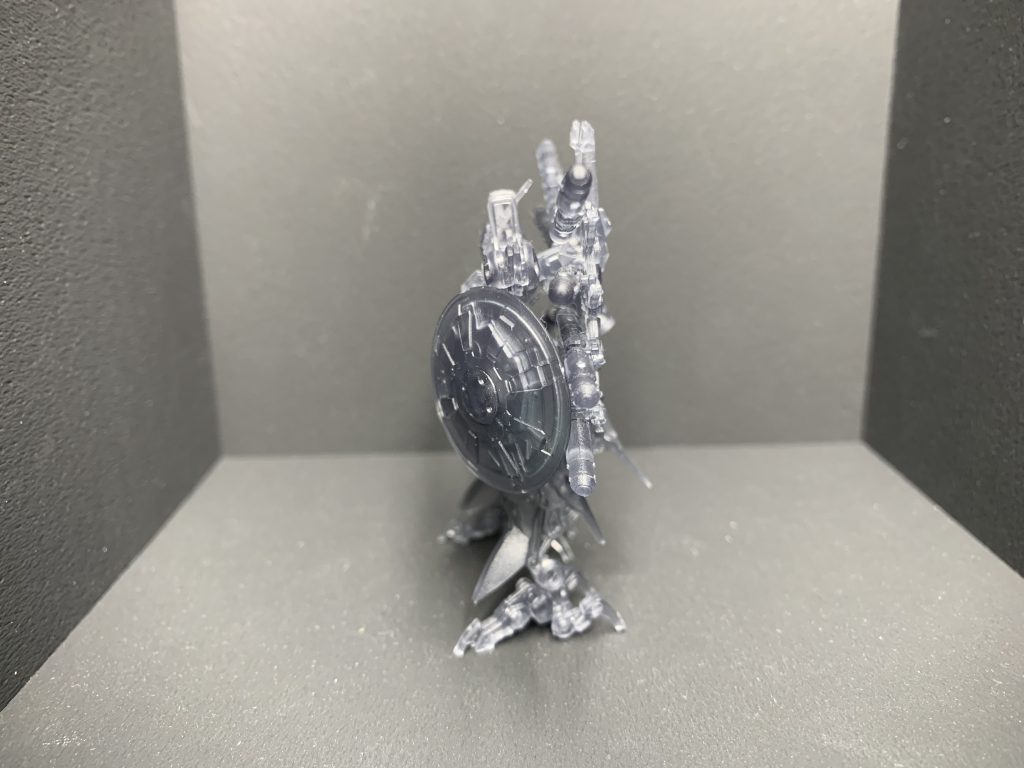 側面2。ラウンドシールドが左側面を大きく守備。会敵したら右手側に回り込む感じでドッグファイト？と思ったけど大体の盾持ちMSは左手にシールド構えてるね。レーダーが使い物にならないこの世界のドッグファイトは第二次世界大戦時のそれと似たようなものになるのだろうか？であれば敵機種のシルエットと機動特性、装備武器種と性能は少なくとも教育されますね。現実世界で敵機種を覚えるため模型が使われていたのでガンダムの世界にもガンプラは存在し、もしかしたらガンプラでブンドドしながら教育されるパイロットも存在する・・・！？