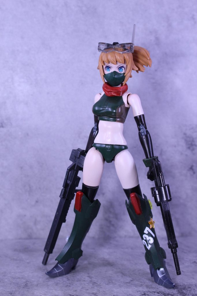 マントを取り外した状態。銃は余ってたジャンクパーツを拝借膝アーマーなくした....のでパテで新造。こちらも237のデカールと星がワンポイントです。(ホシノフミナだけに)あと赤いマフラー。なかなか決まってると思います。