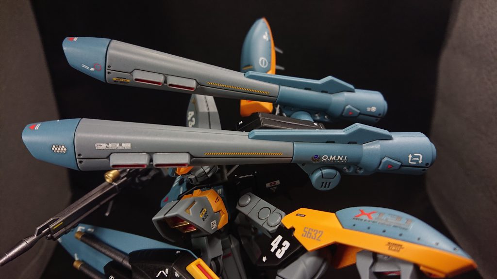 メイン武装は、カラミティの125ミリ2連装高エネルギー長射程ビーム砲“シュラーク”ですカラミティを象徴する武装として、この武装は外せませんでしたバックパックごとそっくり貰ってきたのですが、元々の接続ピンは切り飛ばし新たに3mmの穴を開けて、ランナーの端材で接続していますただ接続しただけでは保持力が足りなかったので、塗料で軸の太さをかさ増し接着剤を塗って保持力の向上を図っています