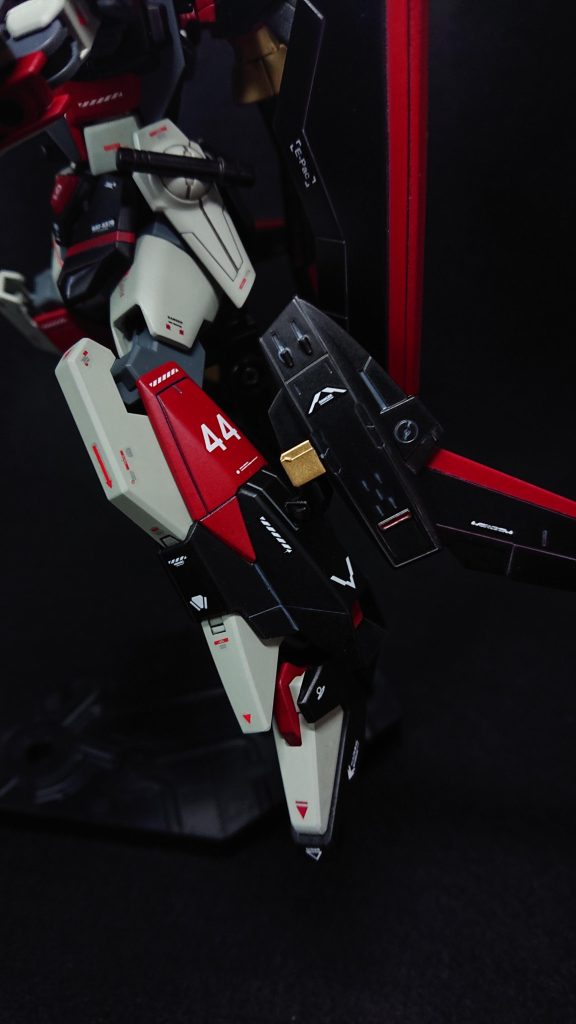 今回は可変機と言うことで、脚部は同じ可変機であるライトニングガンダムの脚部に変更してみましたそのままではMA形態での見た目がイマイチだったので、ビルダーズパーツの“MS強化ウイング01”を追加してデザインの変化と機動力のupを試みてみました