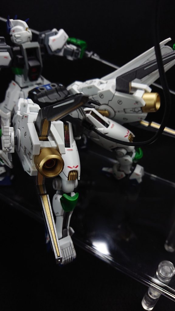 馬体にエアリアルを採用したのは、あの太い太腿が馬らしい力強い足に見えるのではないかと考えたからです機動力も欲しかったので30MMの大型ブースターを太腿に装備、防御面のことも考えストライクのシールドも付けておきました欲を言えば後ろ足のつま先をもう少し外側に向けたかったのですが、可動域の問題で今回は妥協することにしました今後の課題ですねw