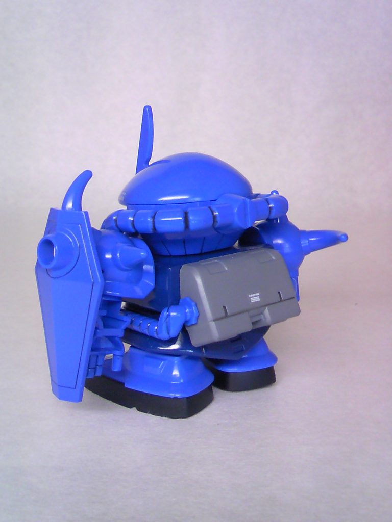 そうそう、ガンプラの詳細コメントしなくては！SDグフ、ギザカワユス！バッカルコーン！可愛いすぎてヤスリで「すりすり、すりすり」テッカテカにペーパーがけしてあげましたよ！車プラモのボンネットを仕上げるようにコンパウンドもしました。エアブラシ全塗装で仕上げに光沢トップコートしています。クロームシルバーってメッキシルバーっぽくていいですね。シールドのブルー2色はマスキングテープで綺麗に塗装してます。