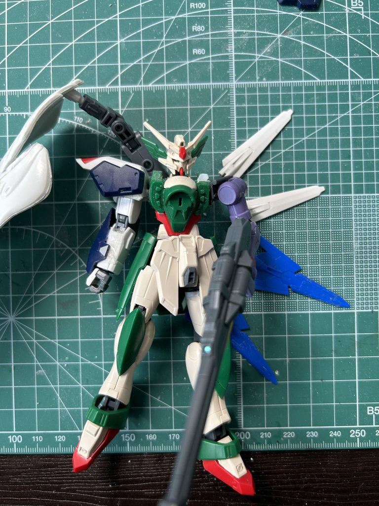 最後に仮組み中のをパシャリ。背中のファンネルもどきはこの後、1枚消えました…ホラー…:(´◦ω◦｀):