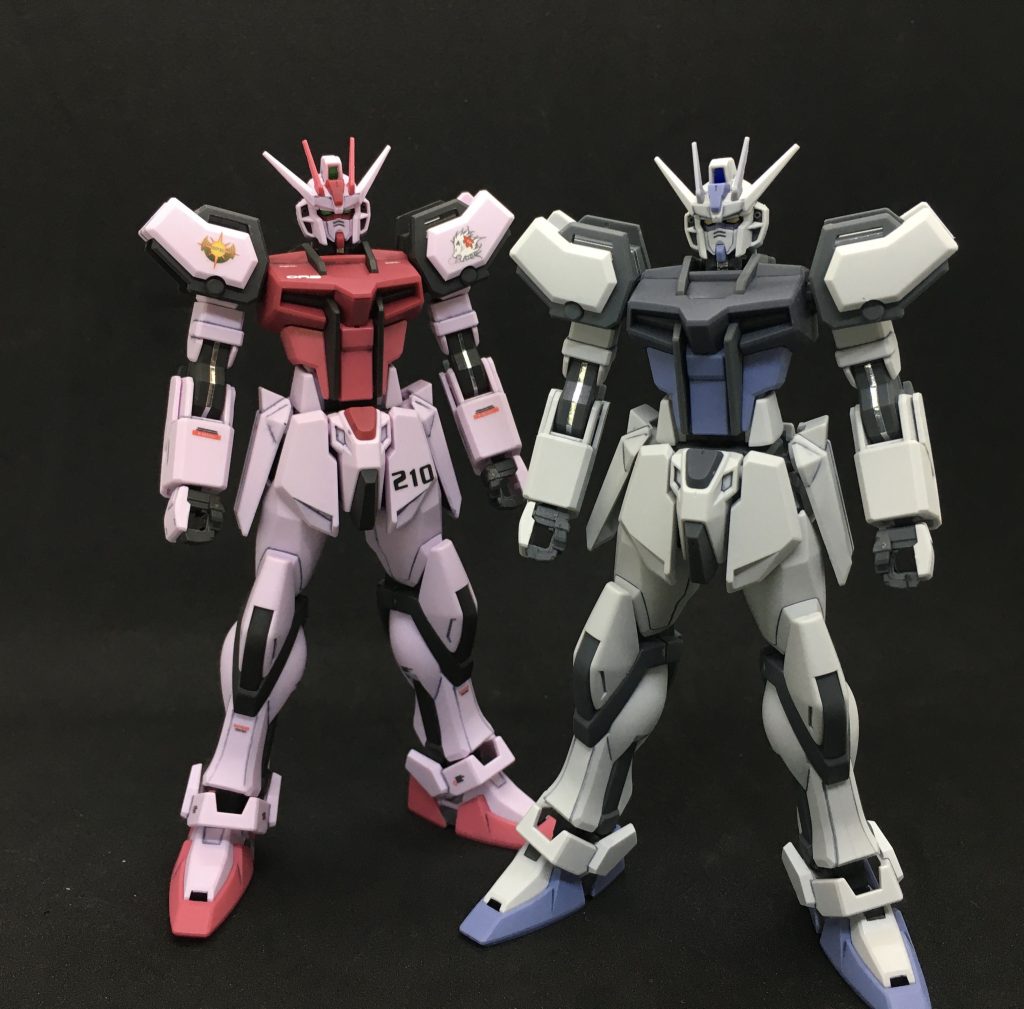 びっくらたまご付属のディアクティブモードと並んで。塗装はガンダムマーカー中心です。黒1=Mr.水性サーフェイサー1000(ブラック)黒2=ガンダムマーカー ガンダムブラックグレー1=Mr.水性ホビーカラー ダークグレーグレー2=ガンダムマーカー ガンダムグレー緑=同アイグリーン銀=同シャインシルバー マーキングはエンブレム類はガンダムデカールのMG ガンダムSEED用、コーション類はサンダーボルト汎用①を使用しています。最後はMr.水性ホビーカラーつや消しを吹いています。